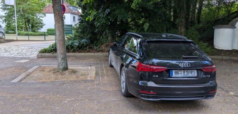 Audi A6 4.5 tfsi parkt im absoluten Halteverbot in einer Brunnenanlage