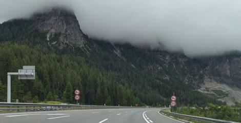 Die Zufahrt zu einem Tunnel in den Bergen. tiefhängende Wolken verhindern die Sicht auf die Berge.