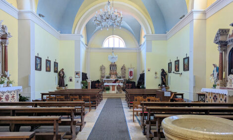 Blick ins Innere einer katholischen Kirche.