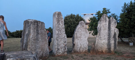 Ein Halbkreis aus Steinen ähnlich wie die in Stonehenge