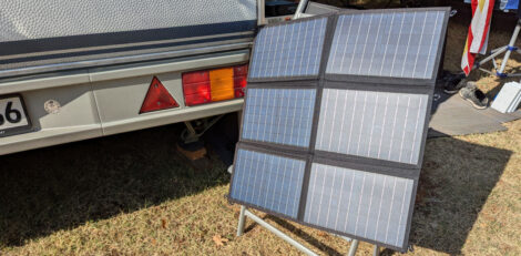 Mobile Photovoltaikzellen neben einem Wohnwagen