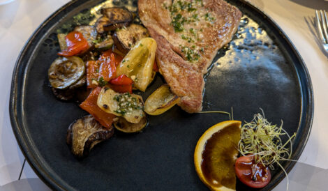 Ein Teller in einem Restaurant, Thunfischsteak mit Grillgemüse.