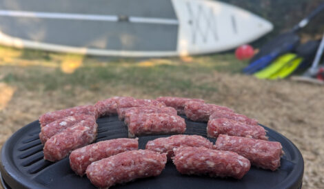 Cevapcici auf einem Grill