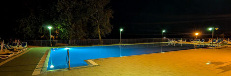 Ein leerer Pool bei Nacht.