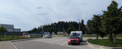 Ein Wohnwagengespann auf einer Autobahnraststelle