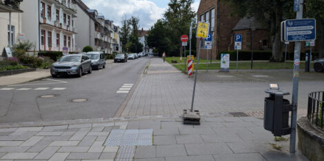 Ein Fahrradumleitungschild am Ende einer Fußgängerzone. Geradeaus sieht man eine Einbahnstraße, welche für den Radverkehr freigegeben ist.