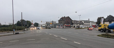 Eine große Straßenkreuzung mit mehreren Fahrspuren je Richtung und wenigen Fahrzeugen