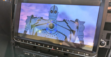 Der Film "The Iron Giant" wird auf dem Display eines Autoradios gespielt.