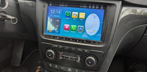 Ein Autoradio mit 9-Zoll-Display in der Mittelkonsole eines Skoda Yeti.