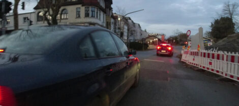 Um Haaresbreite rammt die Fahrerin eines Kfz einen Radfahrer nicht. Zwischen Lenkerende und Beifahrerseite des Autos bleiben wenige Zentimeter Platz. Das Bild ist von einer am Lenker montierten Dashcam aufgenommen.