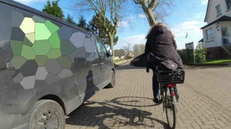 Ein Frau auf dem Fahrrad wird von einem Lieferwagen überholt. Der Sicherheitsabstand beträgt keine 1,50 Meter.